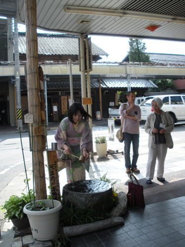 Demonstration of using the women's fountain by Hiromi-San